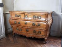 COMMODE tombeau en noyer mouluré et sculpté, la façade galbé… (photo 5)