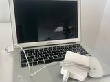 un ordinateur portable posé sur un bureau avec une souris
