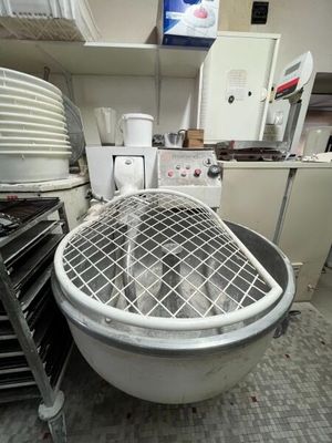 une photo d'une cuisine avec un grand saladier rempli de nourriture