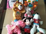 de nombreuses peluches dans une boîte en carton posée par terre