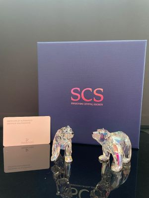 un gros plan sur une paire d'ours en cristal posés sur une table