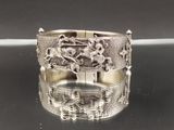 bracelet en argent orné d'un motif représentant un dragon et des fleurs