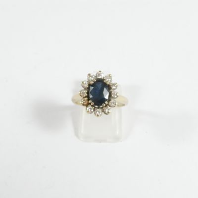 gros plan d'une bague en saphir bleu et diamant sur une surface blanche