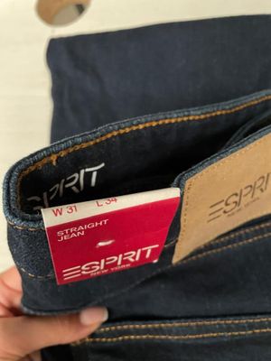 une personne qui a une carte de crédit dans sa poche