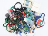 une pile de bijoux assortis sur une surface blanche