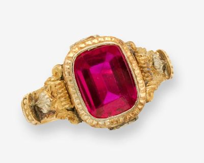 une bague en or avec un rubis au centre