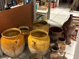 de nombreux vases posés les uns à côté des autres sur le sol