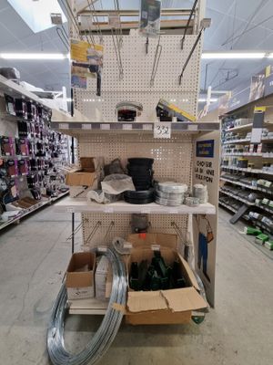une étagère sur laquelle sont disposés de nombreux articles dans un magasin