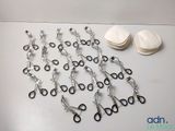 plusieurs paires de ciseaux et une paire de coussinets sur la table