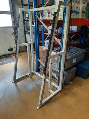 une photo d'un support pour appareils de musculation dans un garage