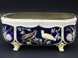 un bol bleu et blanc décoré d'oiseaux et de fleurs