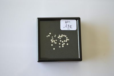 une petite boîte contenant beaucoup de petites perles blanches