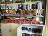 un magasin dont les rayons regorgent de produits