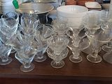 beaucoup de verres et d'assiettes sur la table