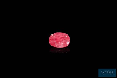 un gros plan d'une pierre rose sur une surface noire