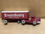 un camion jouet posé sur une table