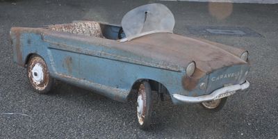une vieille petite voiture qui traîne sur le parking
