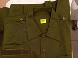 une chemise verte et une chemise blanche posées sur une boîte
