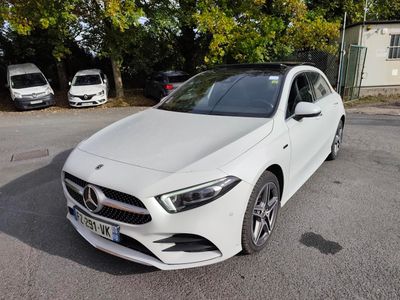 La Mercedes CLA blanche est garée sur un parking