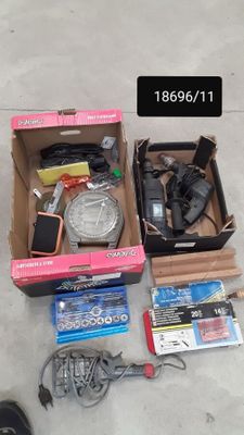 une boîte contenant divers appareils électroniques, posée par terre