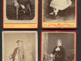 plusieurs photos d'époque représentant des enfants en tenue de cérémonie et coiffés de chapeaux