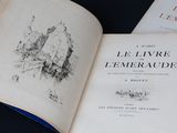 un livre ouvert sur une table, avec un dessin représentant un château en arrière-plan