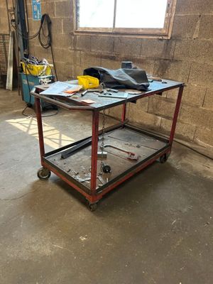 une petite table sur laquelle sont posés des outils, dans une pièce
