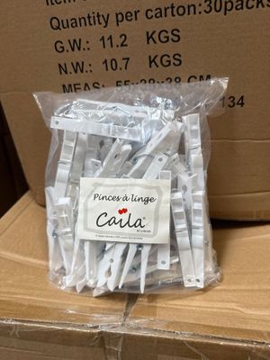 beaucoup de chevilles en plastique blanc dans une boîte en carton