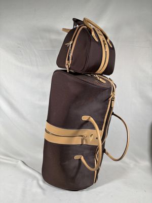 deux bagages posés l'un sur l'autre sur un lit