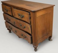 Commode en noyer de forme légèrement mouvementée (photo 4)