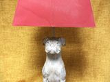 un chien assis sous un parapluie rose