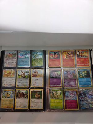 de nombreux types de cartes Pokémon accrochées au mur