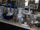 de nombreux vases bleus et blancs posés sur une étagère
