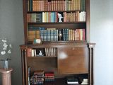 une bibliothèque remplie de livres dans un salon