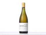 une bouteille de vin blanc posée sur une table