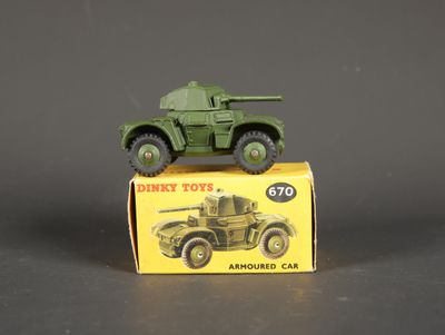 un véhicule militaire miniature posé sur une boîte