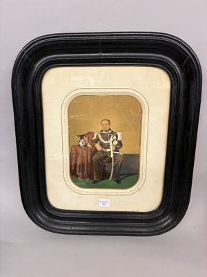 une vieille photo représentant un homme en uniforme militaire assis sur une chaise