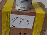 un pot de peinture posé sur une boîte en carton