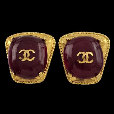 une paire de boucles d'oreilles Chanel ornées de pierres dorées et rouges