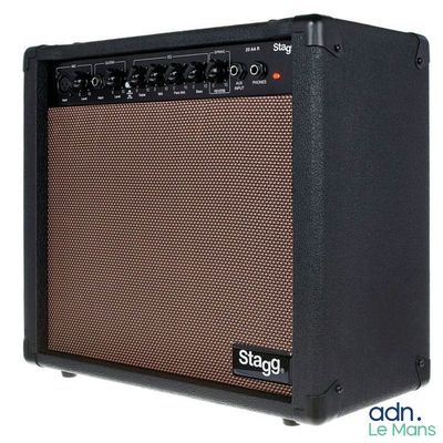 un gros plan d'un amplificateur de guitare posé sur un fond blanc