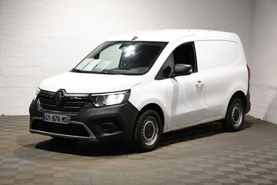 la photo d'une camionnette blanche garée dans un garage