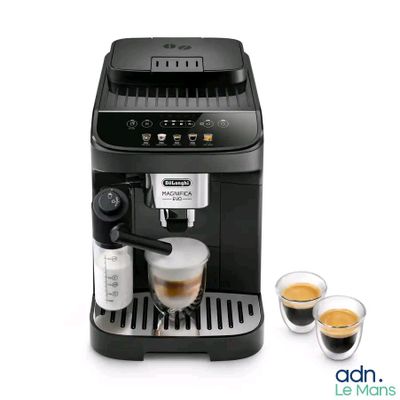 gros plan d'une machine à café avec deux tasses de café
