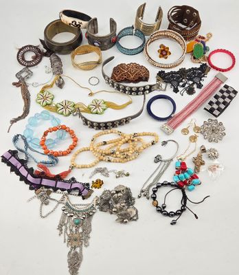 BIJOUX. Lot de bijoux fantaisies.