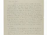 une lettre manuscrite d'un homme qui tient une feuille de papier