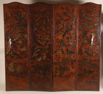 un vieux paravent en bois orné de motifs floraux et d'oiseaux