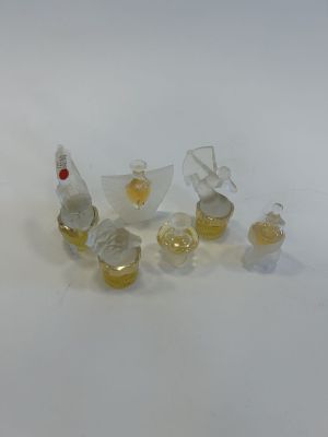 a lot of small pieces of glass sitting on a table