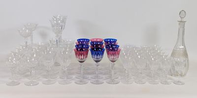 de nombreux verres à vin et une carafe sur la table