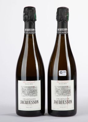 deux bouteilles de vin posées l'une à côté de l'autre sur une table