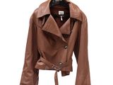 La veste est marron et comporte un cordon autour du col.