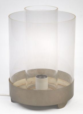 Lampe en verre. H : 27 cm ; D : 21 cm